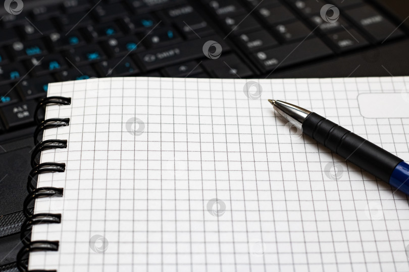 Скачать Записная книжка и ручка на фоне ноутбука крупным планом фотосток Ozero