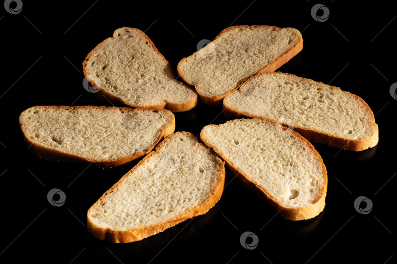 Скачать Ломтики белого хлеба на темном фоне фотосток Ozero