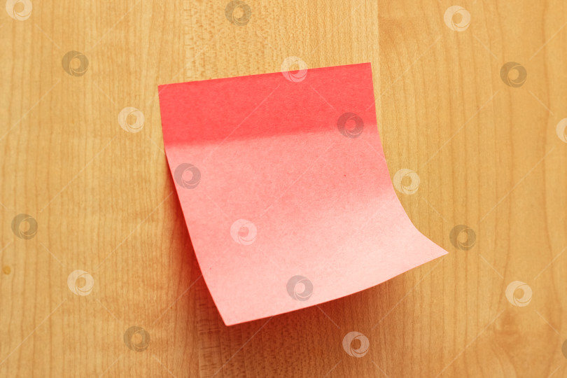 Скачать Розовая бумажная наклейка на деревянной доске фотосток Ozero