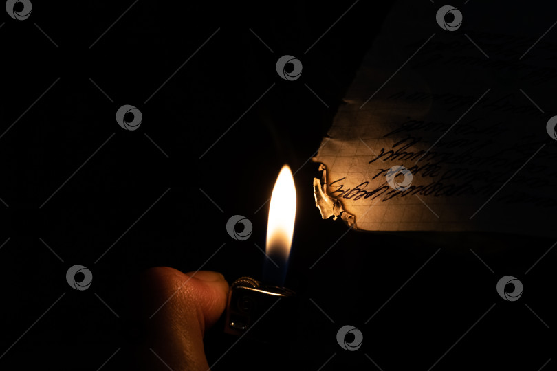 Скачать Сожгите письмо зажигалкой крупным планом фотосток Ozero
