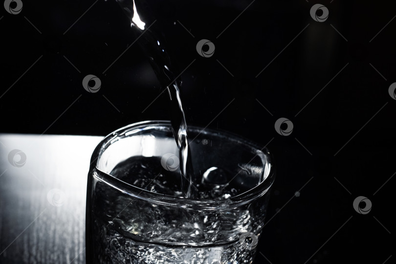 Скачать Вода наливается в стакан в темноте фотосток Ozero