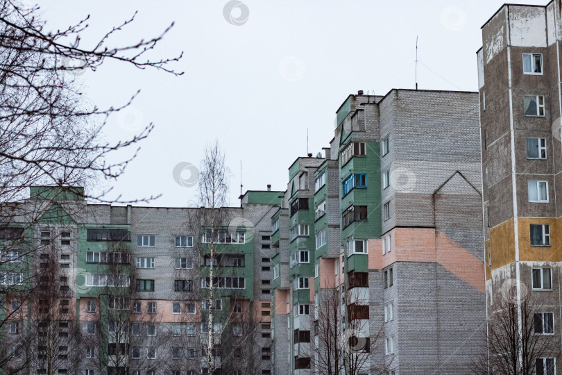 Скачать Окна высоких домов на фоне серого неба фотосток Ozero