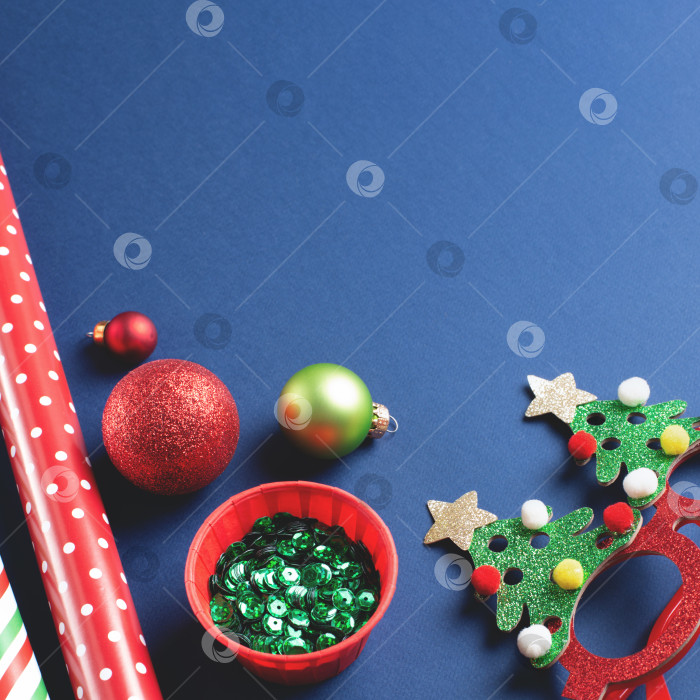 Скачать Крупный план рождественских елочных украшений и новогодних орнаментов на ярко-синем фоне. фотосток Ozero