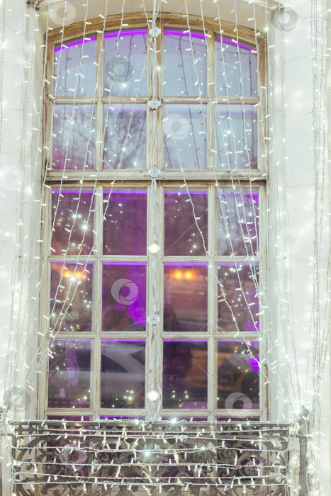 Скачать Новогоднее окно, украшенное гирляндами. фотосток Ozero