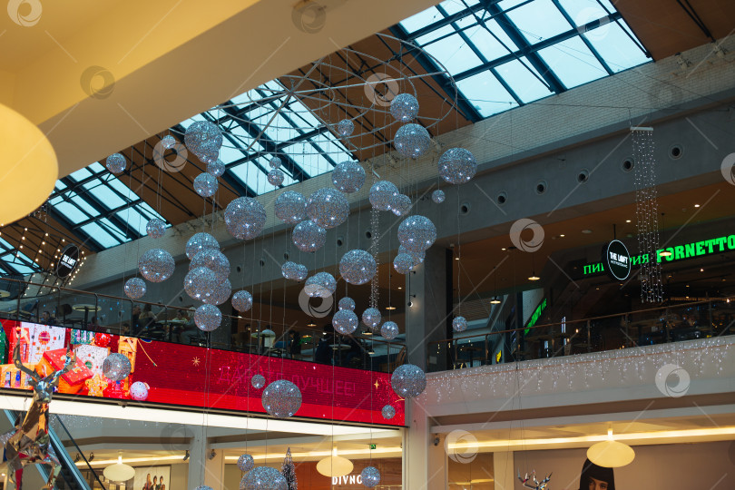 Скачать Москва, Россия, 24 декабря 2023 года: Потолочное украшение из светящихся шаров. фотосток Ozero