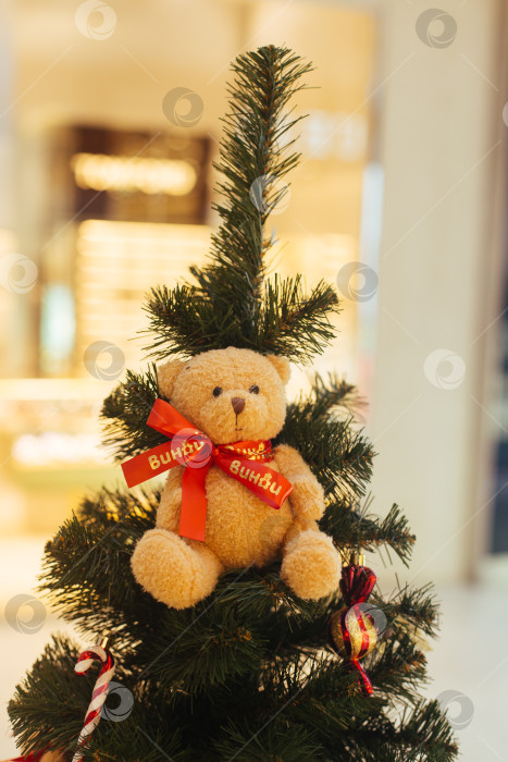 Скачать Москва, Россия, 24 декабря 2023 года: Бежевый мишка на новогодней елке. фотосток Ozero