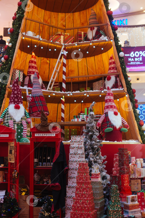 Скачать Москва, Россия, 24 декабря 2023 года: Празднично одетые гномы живут внутри новогодней елки. фотосток Ozero