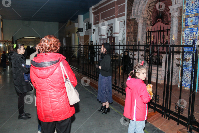 Скачать Посетители возле экспозиции о блокадном Ленинграде. фотосток Ozero
