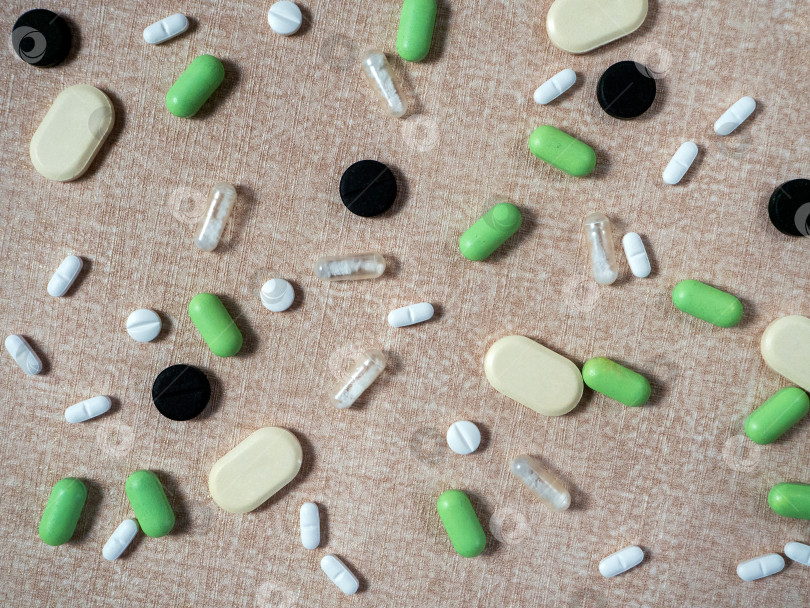 Скачать Бежевый фон с лекарствами отдельно. Медицинский фон с таблетками от разных заболеваний, разных форм и цветов. фотосток Ozero