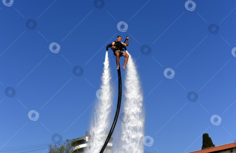 Скачать Летающий человек фотосток Ozero