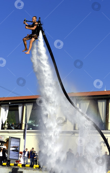 Скачать Летающий человек фотосток Ozero