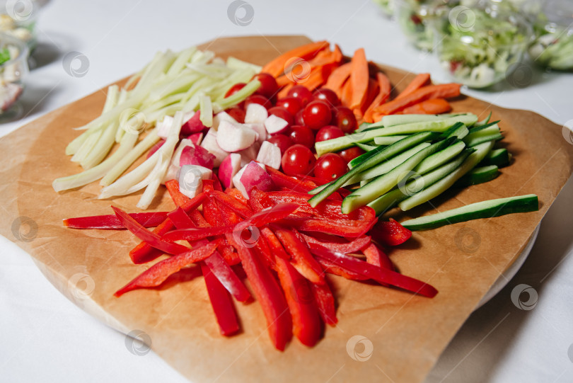 Скачать Красочное блюдо с крудитами из свежих овощей фотосток Ozero