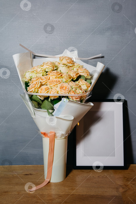 Скачать Букет персиковых роз в элегантной упаковке фотосток Ozero