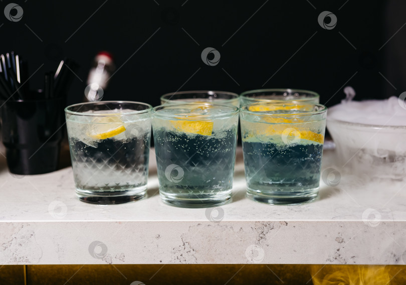 Скачать Дымчатые коктейли с лимонным гарниром на барной стойке фотосток Ozero
