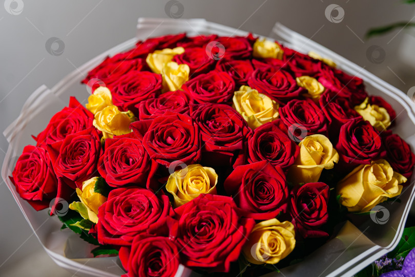 Скачать Букет ярких красных и желтых роз фотосток Ozero