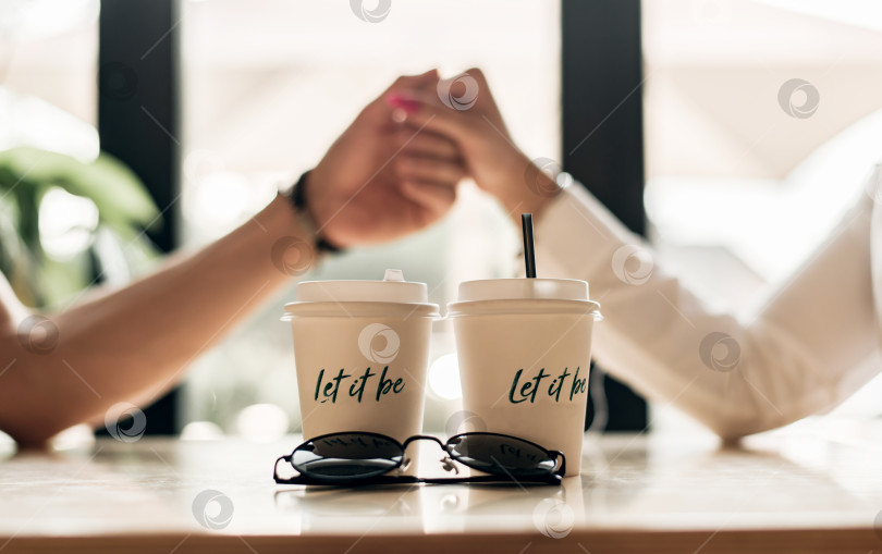 Скачать крупным планом влюбленная пара наслаждается временем вместе, сидя в кафе, держась за руки фотосток Ozero