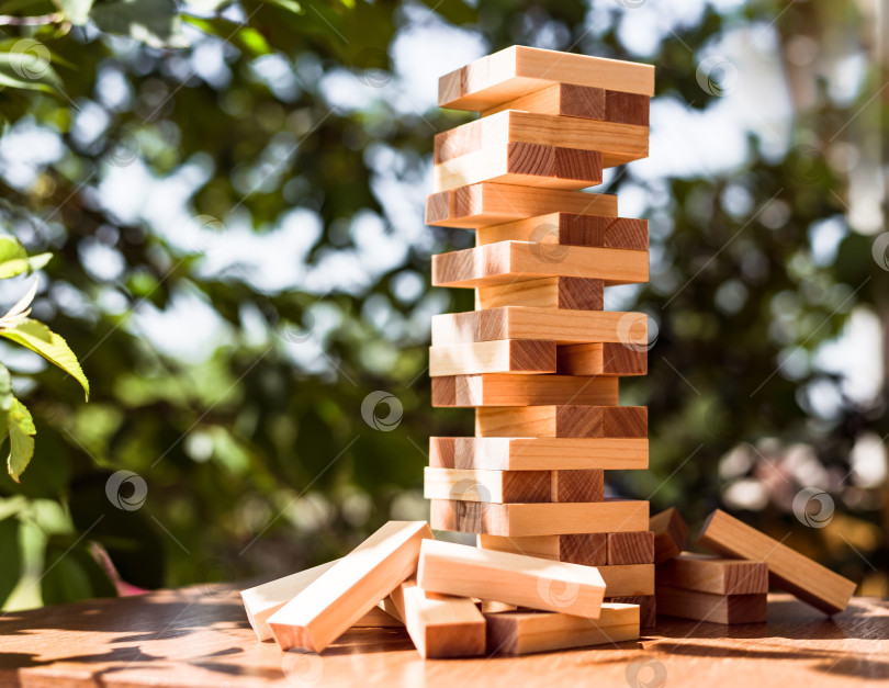 Скачать Башня, сложенная из деревянных блоков на столе фотосток Ozero