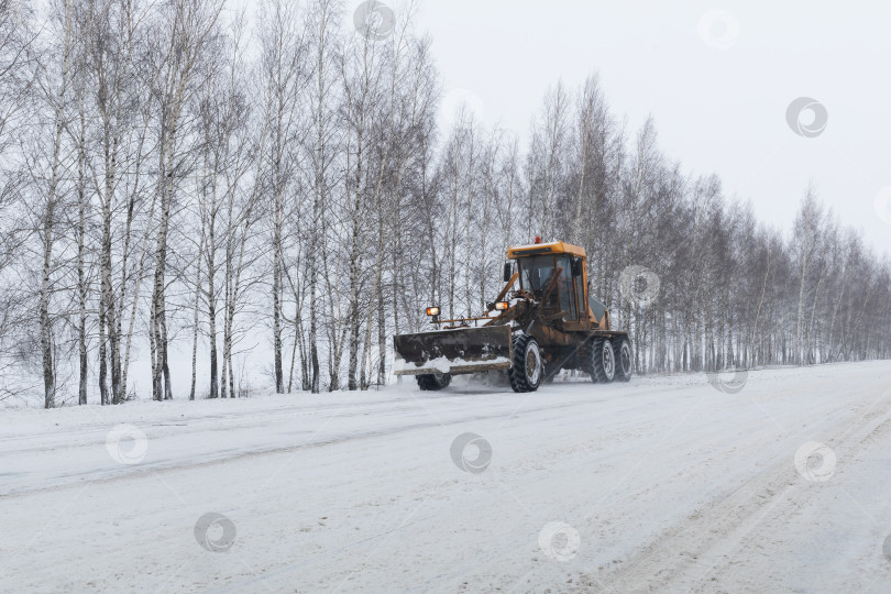 Скачать Снегоуборочная техника расчищает дорогу фотосток Ozero