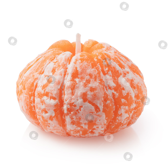 Скачать Свеча в форме мандарина в натуральную величину, выделенная на белом фоне фотосток Ozero
