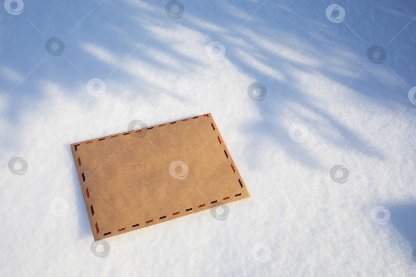 Скачать Поздравительный конверт на снегу в солнечный день, шаблон для дизайнера фотосток Ozero