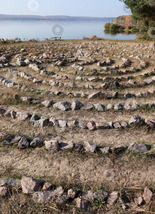 Скачать Мистический спиральный каменный лабиринт на берегу озера. фотосток Ozero