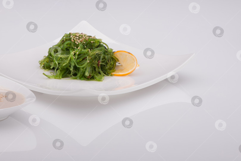 Скачать салат в белой тарелке фотосток Ozero