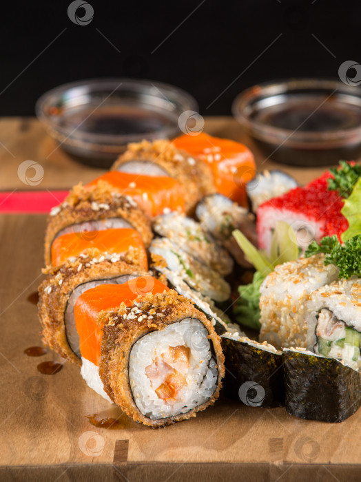 Скачать Снимок суши крупным планом на деревянной тарелке фотосток Ozero