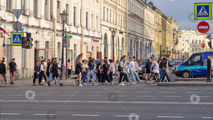 Скачать Санкт-Петербург,Россия - 10 июля 2022 года: толпа людей переходит пешеходный переход фотосток Ozero