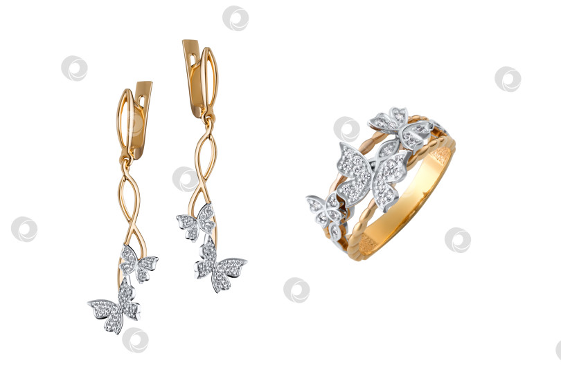 Скачать Снимок крупным планом золотых сережек и кольца с бриллиантовыми бабочками, выделенными на белом фоне фотосток Ozero