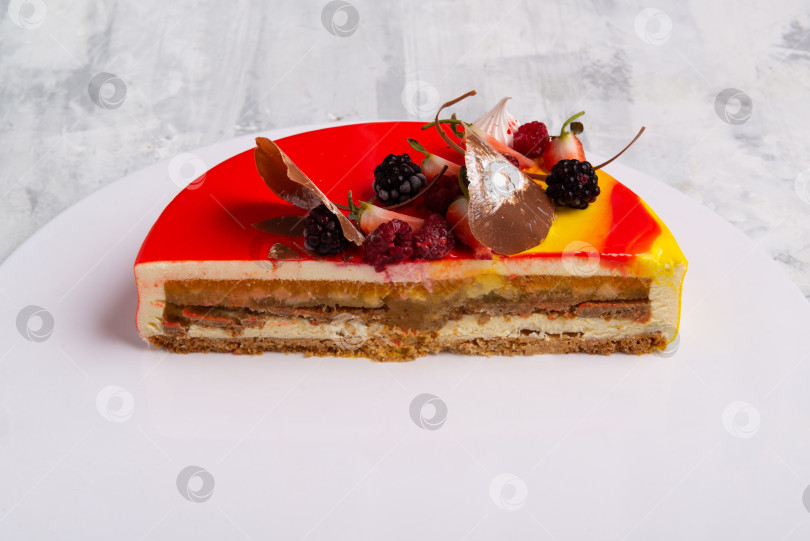 Скачать Снимок крупным планом вкусного торта, украшенного конфетами и свежими фруктами фотосток Ozero
