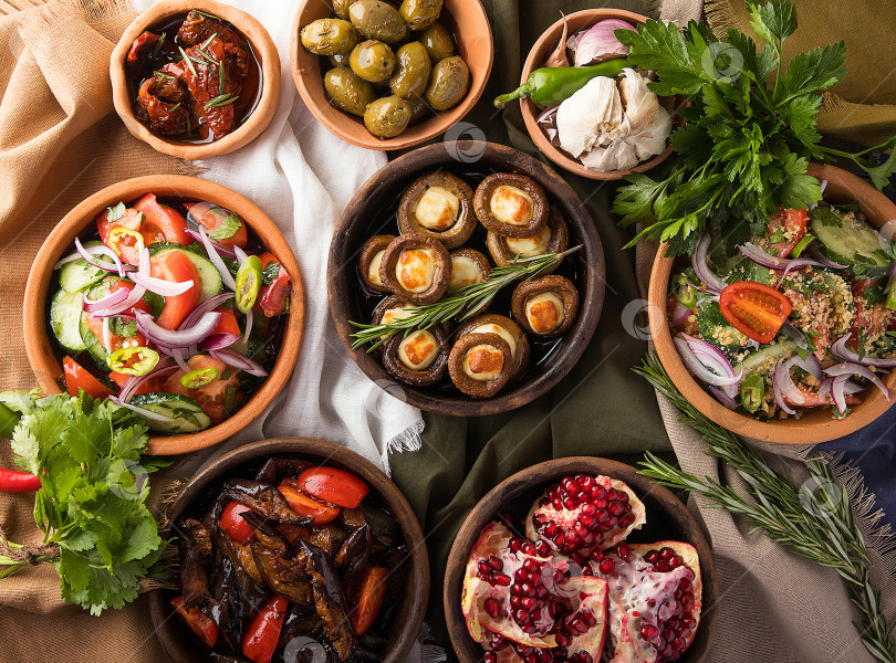 Скачать Вид сверху на ресторанный столик с изысканными блюдами грузинской кухни фотосток Ozero