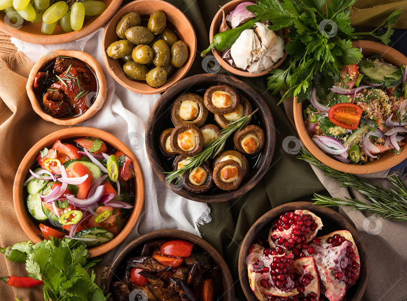 Скачать Вид сверху на ресторанный столик с изысканными блюдами грузинской кухни фотосток Ozero