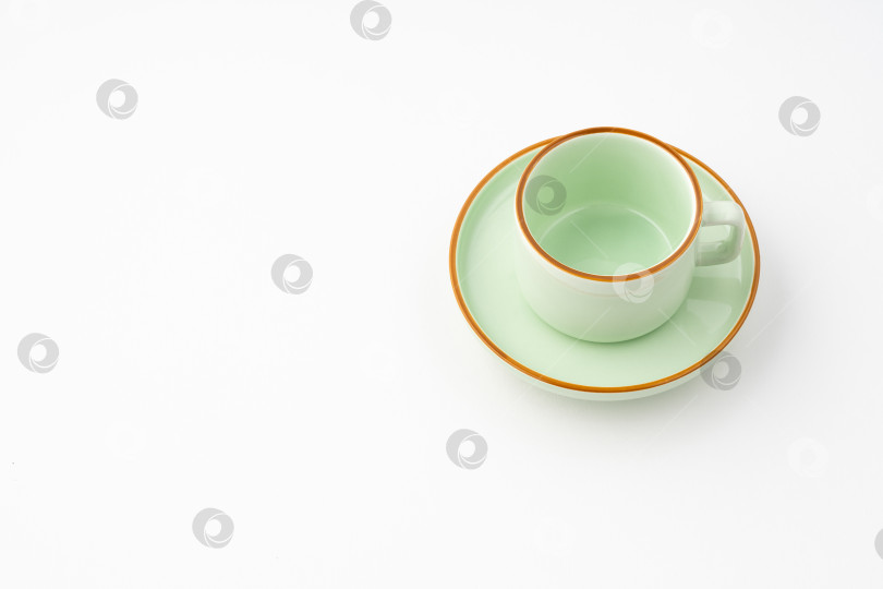 Скачать Зеленая керамическая чайная чашка, выделенная на белом фоне фотосток Ozero