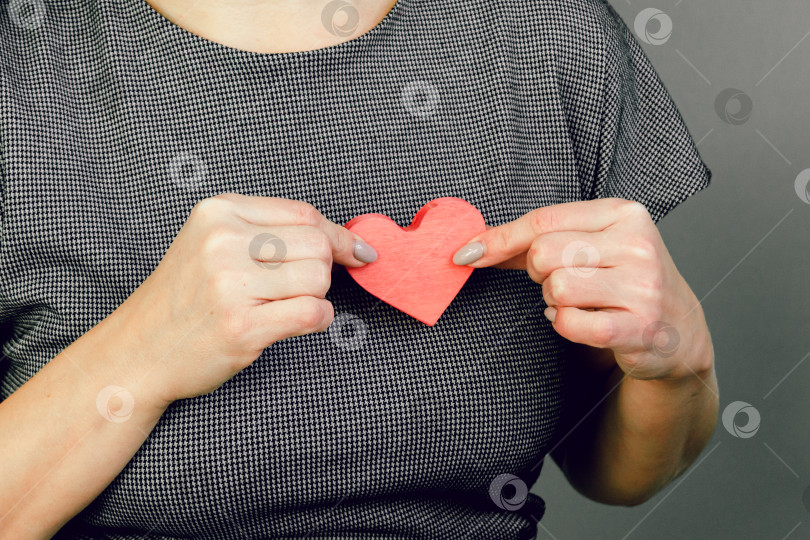 Скачать женщина прижимает к груди деревянное сердце фотосток Ozero