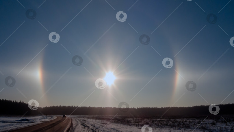 Скачать Гало - это оптическое явление, светящееся кольцо вокруг солнца фотосток Ozero