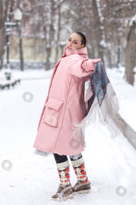 Скачать девушка в красном шарфе прогуливается по зимнему парку фотосток Ozero