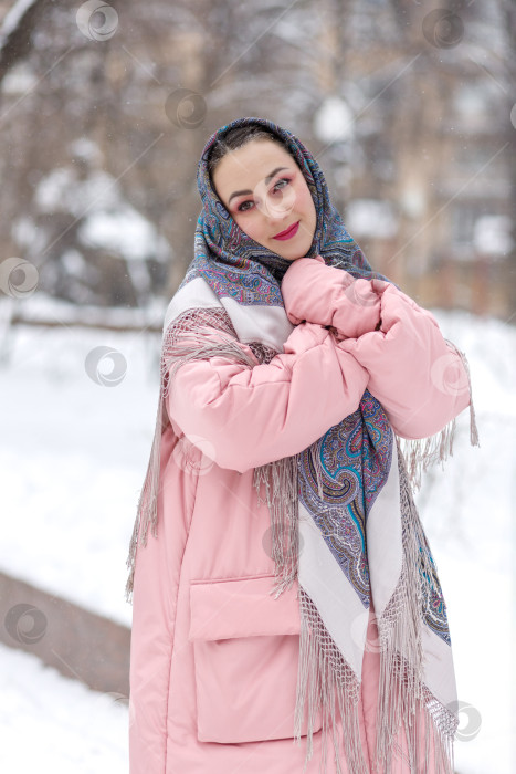 Скачать девушка в красном шарфе прогуливается по зимнему парку фотосток Ozero