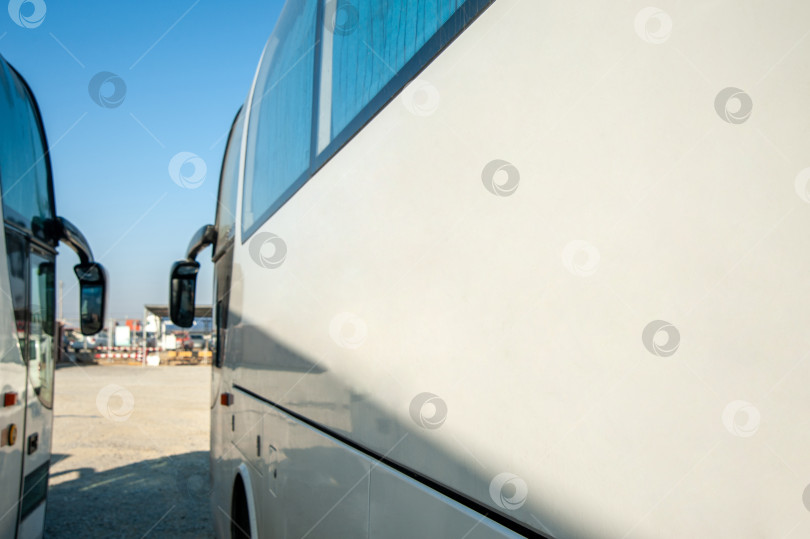 Скачать Пассажирские вахтовые автобусы стоят в ряд на строительной площадке фотосток Ozero