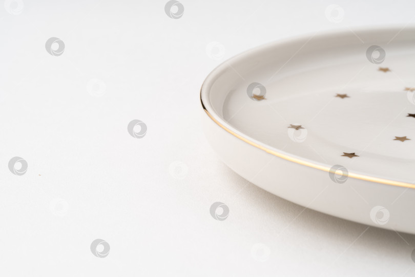 Скачать Единственная керамическая тарелка, выделенная на белом фоне фотосток Ozero
