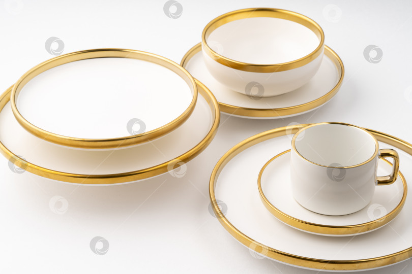 Скачать Набор из белой и коричневой керамической тарелки и чашки на белом фоне фотосток Ozero