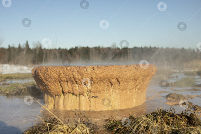 Скачать Ржавая водопроводная труба. Сброс отходов в реку. Загрязнение окружающей среды. Труба для очистки котельной. фотосток Ozero