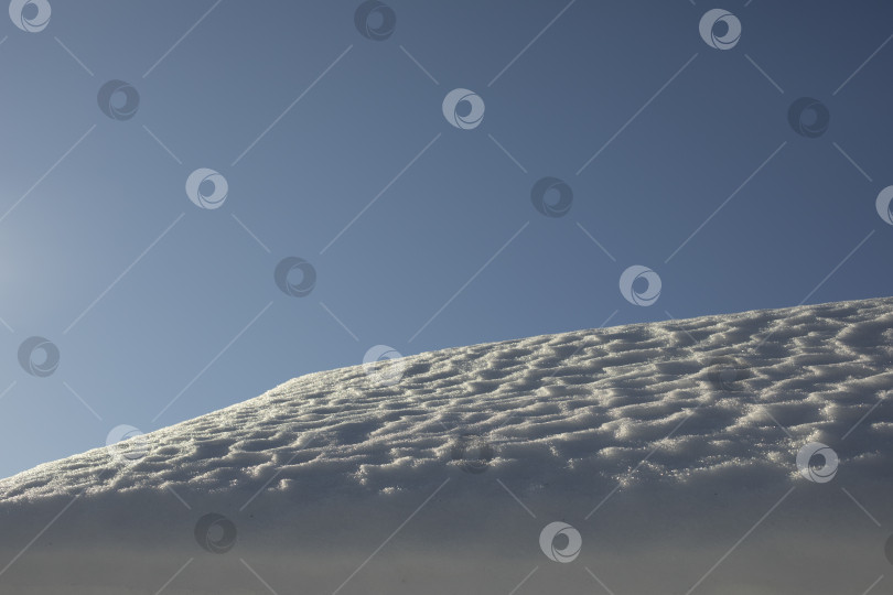 Скачать Снег на крыше. Снег и небо. Таяние снежного покрова. фотосток Ozero