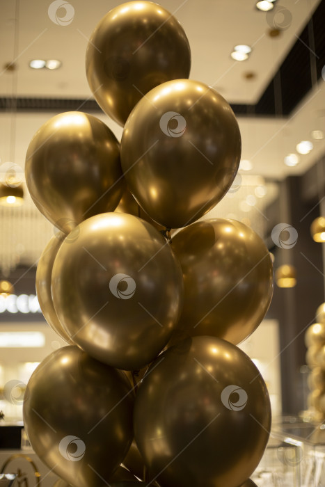 Скачать Золотые воздушные шары. Оформление торгового зала. Праздничные надувные шары золотого цвета. фотосток Ozero