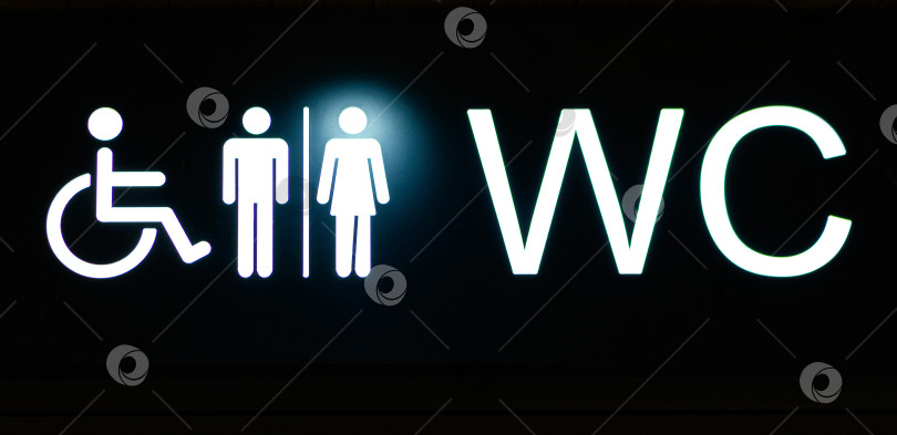 Скачать Символы туалета для мужчин, женщин и людей с ограниченными возможностями.Набор значков туалета. Знаки мужского и женского туалета для уборной в аэропорту или на вокзале. фотосток Ozero