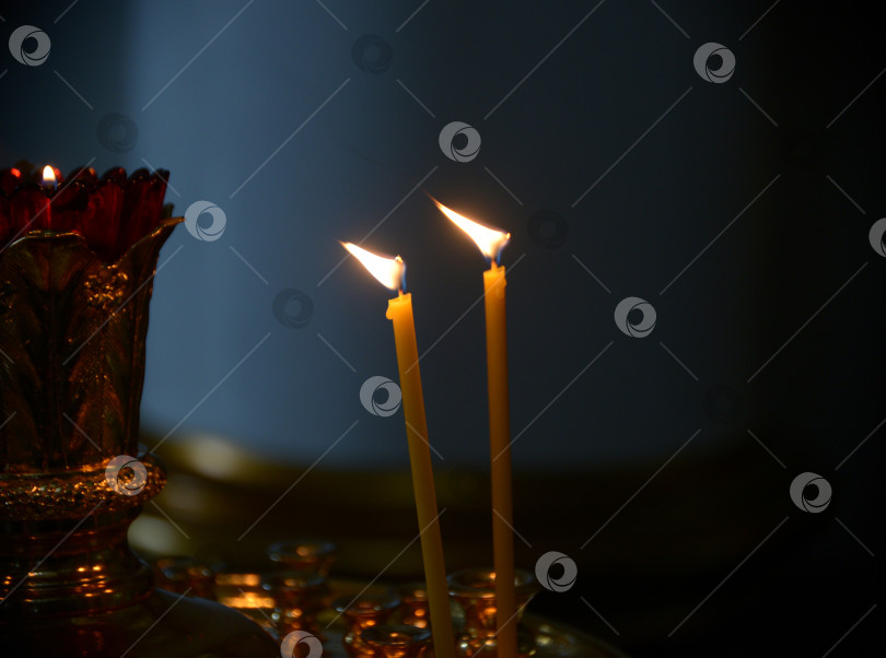Скачать Две горящие церковные свечи фотосток Ozero
