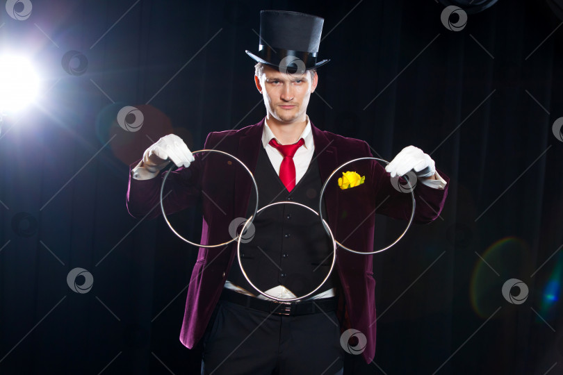 Скачать магия, представление, цирк, концепция шоу - фокусник в цилиндре показывает трюк со связующими кольцами фотосток Ozero