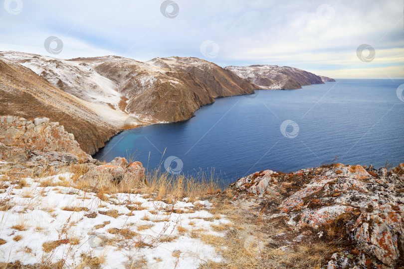 Скачать Озеро Байкал, бухта Ая в декабре. Открытая вода в озере. фотосток Ozero