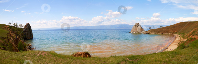 Скачать Панорамный вид на бухту Хужир и мыс Бурхан, Шаманку или Шаманскую скалу. Озеро Байкал, остров Ольхон летом фотосток Ozero
