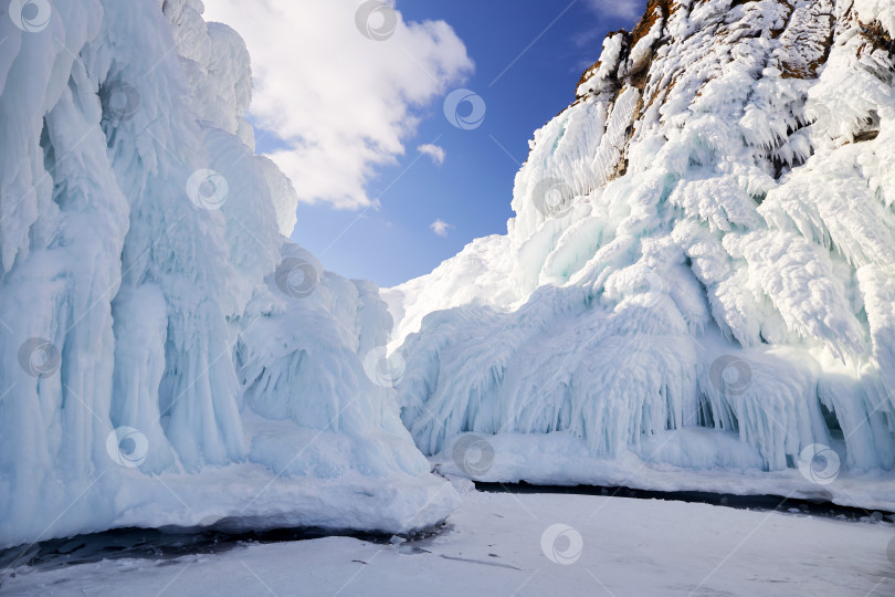 Скачать Ледяные скалы острова Ольхон. Замерзшее озеро Байкал. фотосток Ozero