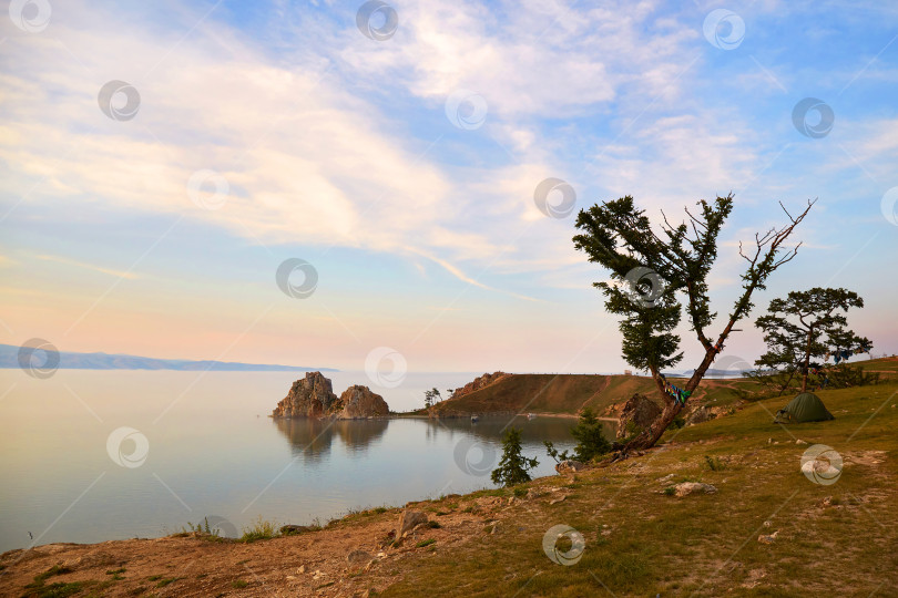 Скачать Прекрасный пейзаж острова Ольхон. Мыс Бурхан на закате. фотосток Ozero